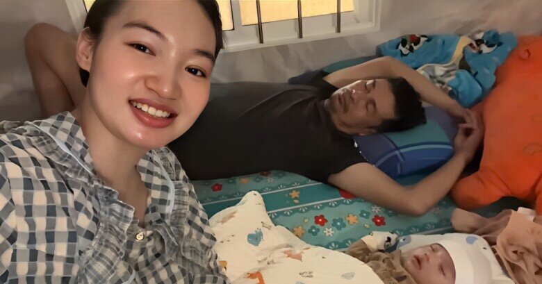 Cô mặc quần áo ấm, được chồng chăm sóc trong thời gian ở cữ.