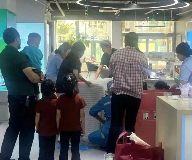Cửa hàng đang kinh doanh thì dừng lại đổ dồn sự quan tâm vào sản phụ trẻ.