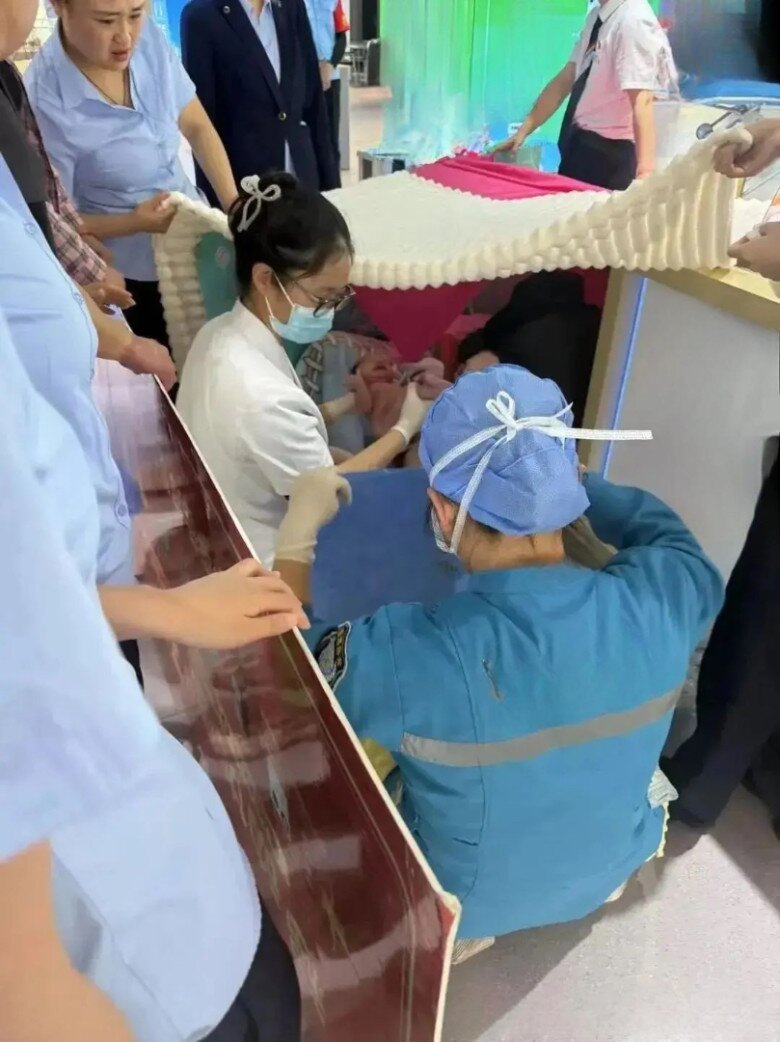 Các nhân viên bán hàng trở thành đội hộ sinh bất đắc dĩ.