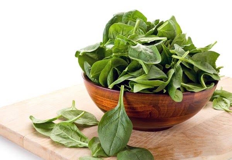Rau là thực phẩm không thể thiếu trong mỗi bữa ăn của trẻ, giúp bổ sung chất dinh dưỡng, đảm bảo cho sự phát triển toàn diện của con.