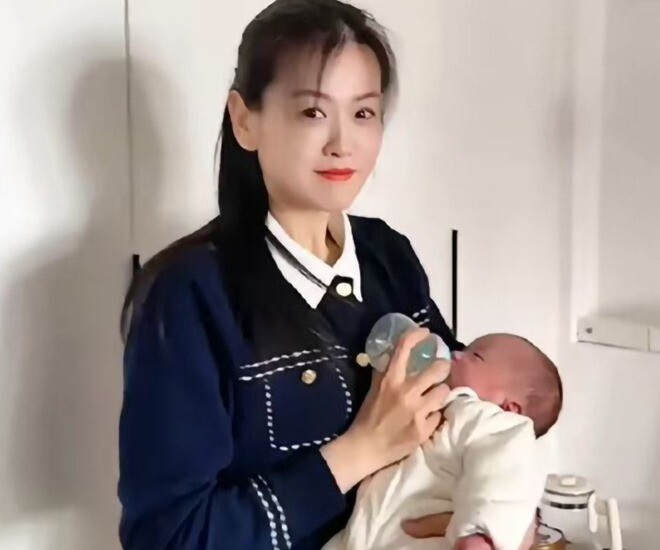 Bà ngoại gây sốt với khoảnh khắc cho cháu sơ sinh ăn sữa, tuổi thật được tiết lộ làm ai cũng khó tin - 1