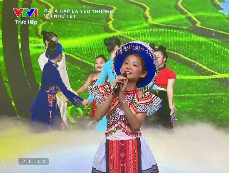 Xem video: Ali Thục Phương hát Em là mầm non của Đảng cùng bà nội.