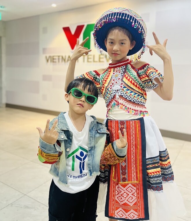 Bé gái hát cùng bà nội dịp 30/4 hút 20 triệu lượt xem: 5 tuổi đứng trên sân khấu Đài Truyền hình Việt Nam - 18