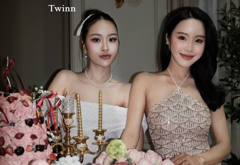 Có một người mẹ vừa xinh đẹp vừa trẻ trung, hẳn mỗi người con sẽ tự hào biết mấy. Đó cũng chính là cảm giác của một cô gái người Lào khi mới đây hình ảnh cô chụp cùng mẹ gây xôn xao mạng xã hội.