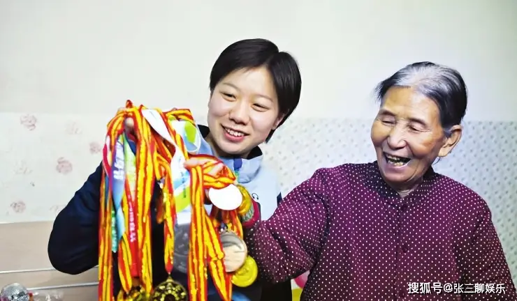 Bà lão nhặt rác nhận nuôi bé gái bị bỏ rơi, khi thành Tiến sĩ đứa trẻ nói 1 câu khiến bà lặng người - 7