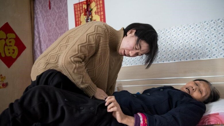 Bà lão nhặt rác nhận nuôi bé gái bị bỏ rơi, khi thành Tiến sĩ đứa trẻ nói 1 câu khiến bà lặng người - 6