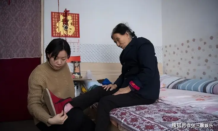 Bà lão nhặt rác nhận nuôi bé gái bị bỏ rơi, khi thành Tiến sĩ đứa trẻ nói 1 câu khiến bà lặng người - 5