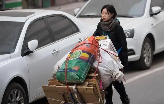 Bà lão nhặt rác nhận nuôi bé gái bị bỏ rơi, khi thành Tiến sĩ đứa trẻ nói 1 câu khiến bà lặng người - 3