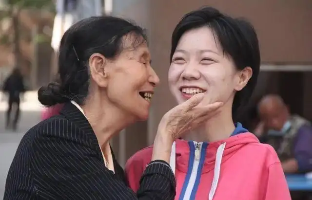 Bà lão nhặt rác nhận nuôi bé gái bị bỏ rơi, khi thành Tiến sĩ đứa trẻ nói 1 câu khiến bà lặng người - 8