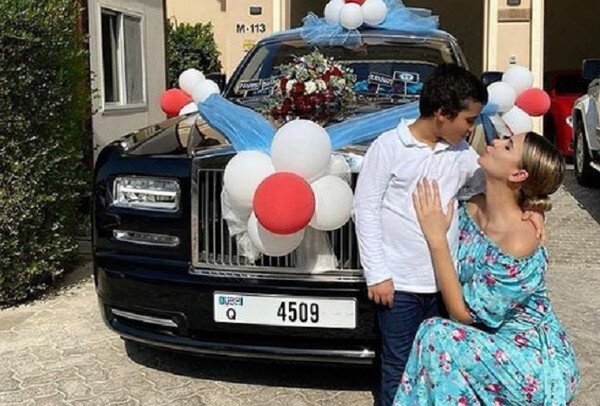 Bé gái 1 tuổi sở hữu Rolls-Royce 18 tỷ gây tranh cãi, danh tính người tặng rất quen thuộc - 9