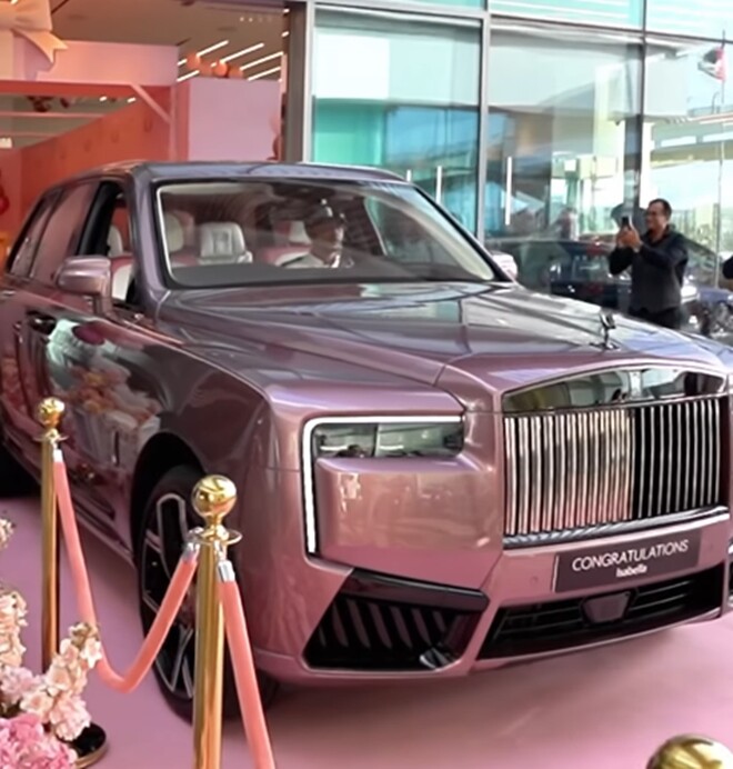 Bé gái 1 tuổi sở hữu Rolls-Royce 18 tỷ gây tranh cãi, danh tính người tặng rất quen thuộc - 2