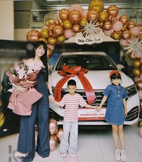 Diệp Lâm Anh làm mẹ đơn thân nhưng cũng có rất nhiều tiền, cô mua xe tặng con.