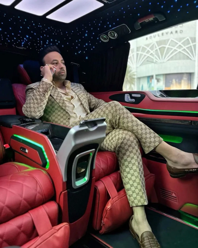 Anh là tỷ phú gốc Ấn Độ, sống tại Dubai.