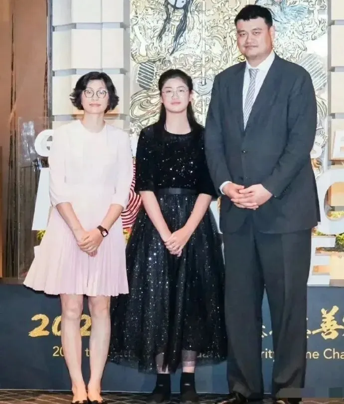 Amy bên bố và mẹ.