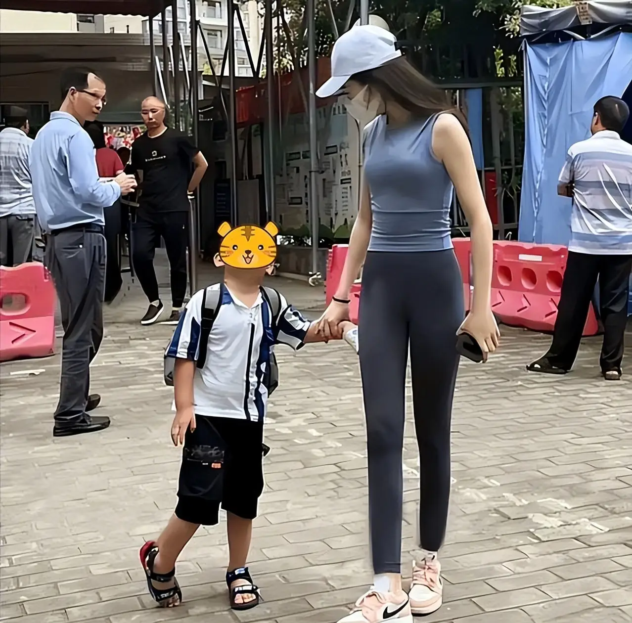 Một trang phục không phù hợp để xuất hiện trước cổng trường của con.