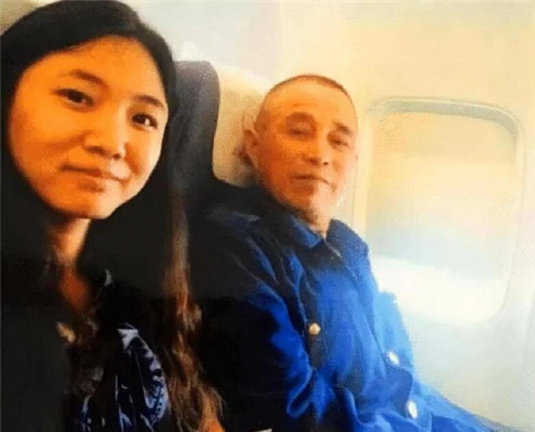 Tĩnh Tĩnh đón bố về sống chung nhà và chăm sóc ông đến cuối đời.