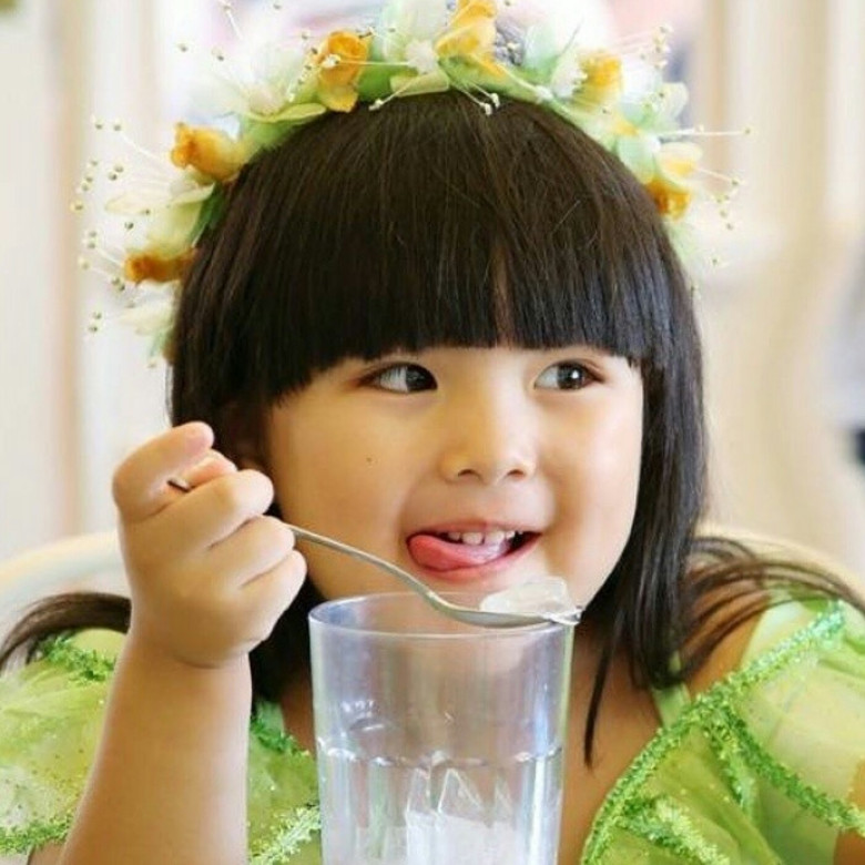 Bé gái amp;#34;Bố ơi! Mình đi đâu thế?amp;#34; càng lớn càng xinh, 14 tuổi gặp Hoàng hậu Anh, tương lai thừa kế 175 nghìn tỷ - 8