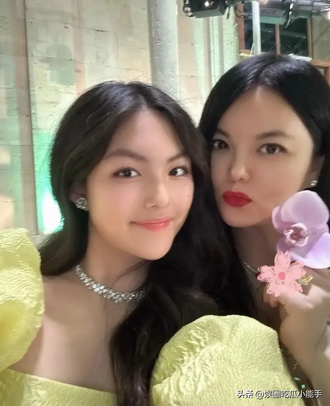 Mẹ con Lý Tương tham gia tiệc hoàng gia.