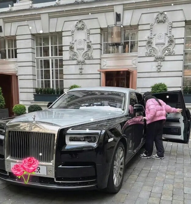 Mới 14 tuổi nhưng Vương Thi Linh đã tự tay đập hộp siêu xe Roll-Royce.