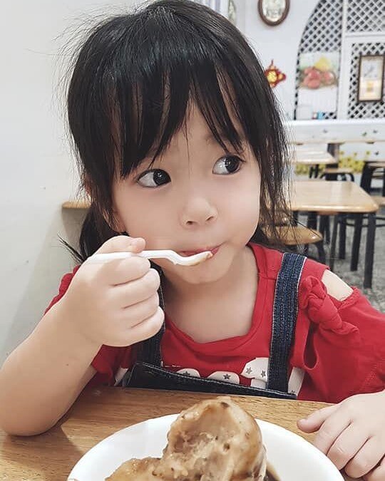 Bé gái nổi bật trong bức ảnh tập thể lớp vì diện mạo xinh đẹp, đáng nói nhất là khí chất Hoa hậu tương lai - 4
