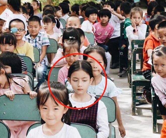 Bé gái nổi bật trong bức ảnh tập thể lớp vì diện mạo xinh đẹp, đáng nói nhất là khí chất Hoa hậu tương lai - 1