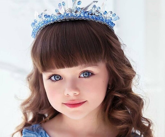Bé gái nổi tiếng thế giới bị người lạ làm phiền vì quá xinh đẹp, 10 năm sau dậy thì xong nhan sắc thay đổi lớn - 1