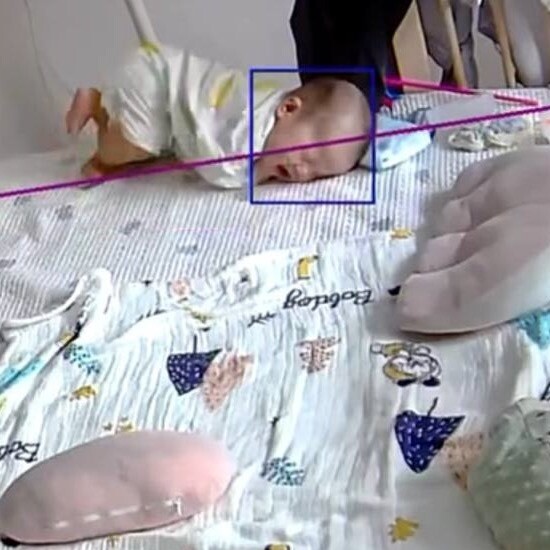 Bé nhanh chóng lăn ra tới mép giường.