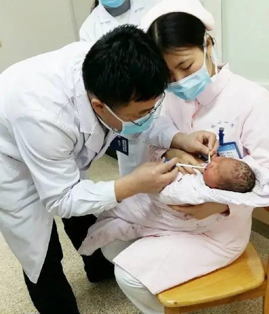 Bé sơ sinh vừa chào đời đã có răng, cả khoa hội chẩn: amp;#34;Phải nhanh lấy nó ra!amp;#34; - 2