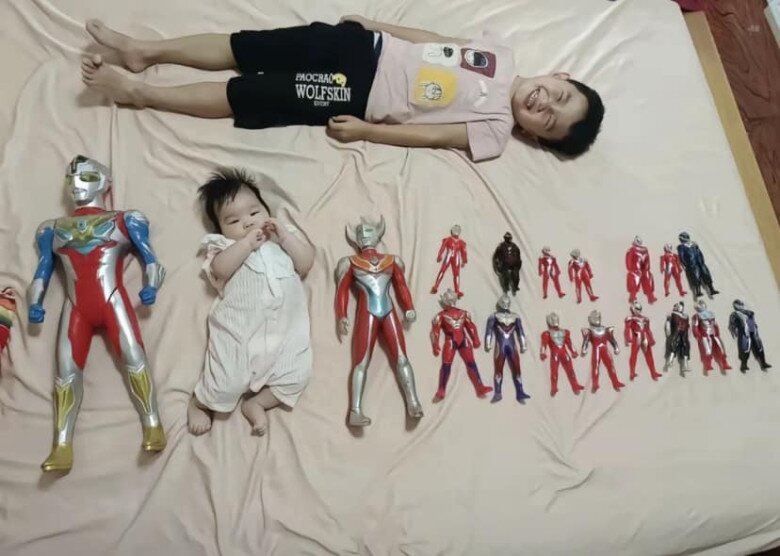 Bé trai vào viện thăm mẹ mới đẻ, bị sốc vì em mới sinh quá xấu, sau vài tháng thay đổi thái độ khi em amp;#34;lột xácamp;#34; - 4