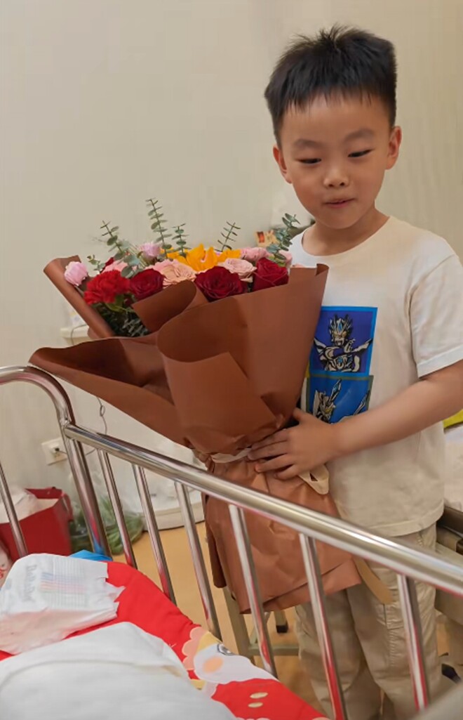 Bé trai vào viện thăm mẹ mới đẻ, bị sốc vì em mới sinh quá xấu, sau vài tháng thay đổi thái độ khi em amp;#34;lột xácamp;#34; - 2