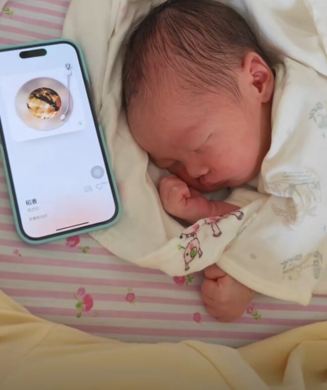 Bé trai vào viện thăm mẹ mới đẻ, bị sốc vì em mới sinh quá xấu, sau vài tháng thay đổi thái độ khi em amp;#34;lột xácamp;#34; - 3