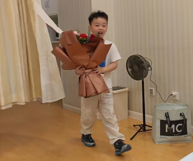 Bé trai vào viện thăm mẹ mới đẻ, bị sốc vì em mới sinh quá xấu, sau vài tháng thay đổi thái độ khi em amp;#34;lột xácamp;#34; - 1