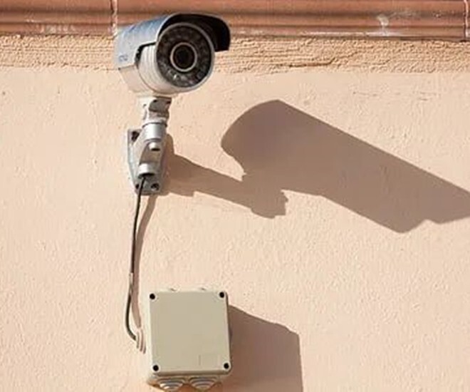 Bố mẹ lắp camera trong phòng để theo dõi con, đứa trẻ bật khóc cầu cứu người lạ và cái kết - 1