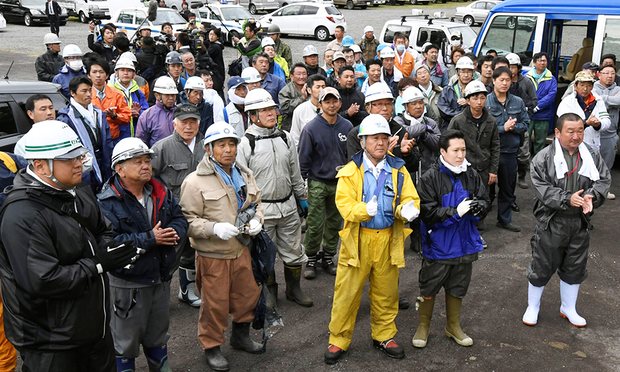Cảnh sát và nhiều người vui mừng khi tìm được Yamato Tanooka.