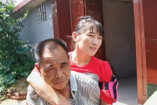 Cãi lời bác sĩ, amp;#34;cô gái bòamp;#34; quyết sinh con cùng chồng 50 tuổi, 2 đứa trẻ chào đời ai cũng tò mò - 3