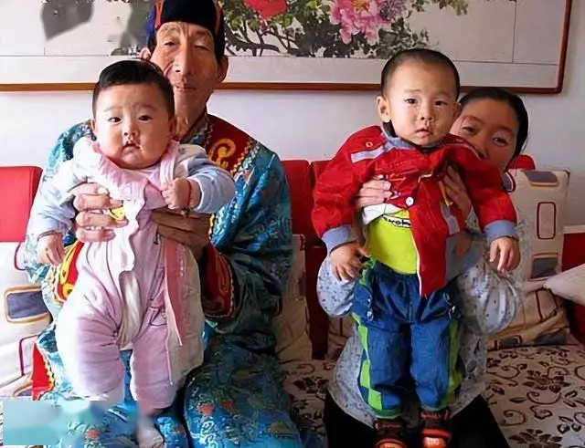 Cãi lời bác sĩ, ông lão U60 cao 2m3 có con cùng vợ trẻ kém 28 tuổi, 16 năm sau nhìn đứa trẻ mà xuýt xoa - 7