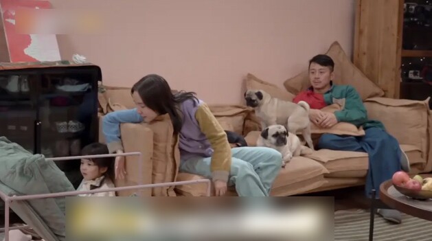 Cặp bố mẹ nổi tiếng MXH bị quay lại khoảnh khắc thản nhiên ngồi trò chuyện, bỏ mặc con khóc lớn - 6