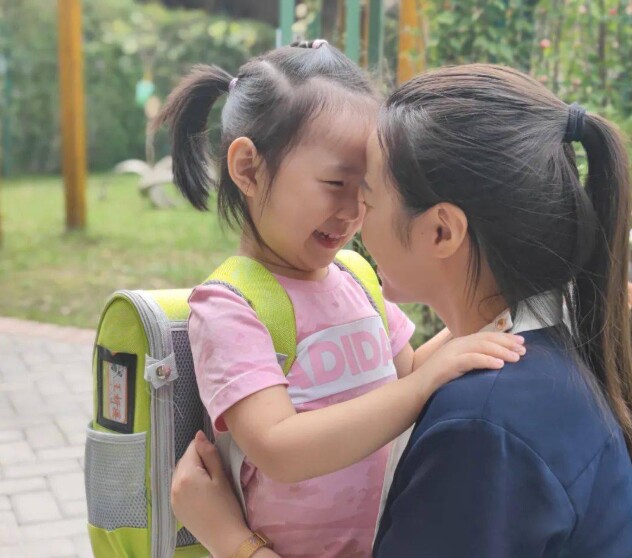 Cặp bố mẹ nổi tiếng MXH bị quay lại khoảnh khắc thản nhiên ngồi trò chuyện, bỏ mặc con khóc lớn - 7