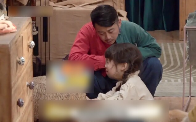 Cặp bố mẹ nổi tiếng MXH bị quay lại khoảnh khắc thản nhiên ngồi trò chuyện, bỏ mặc con khóc lớn - 4