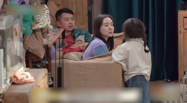 Cặp bố mẹ nổi tiếng MXH bị quay lại khoảnh khắc thản nhiên ngồi trò chuyện, bỏ mặc con khóc lớn - 5
