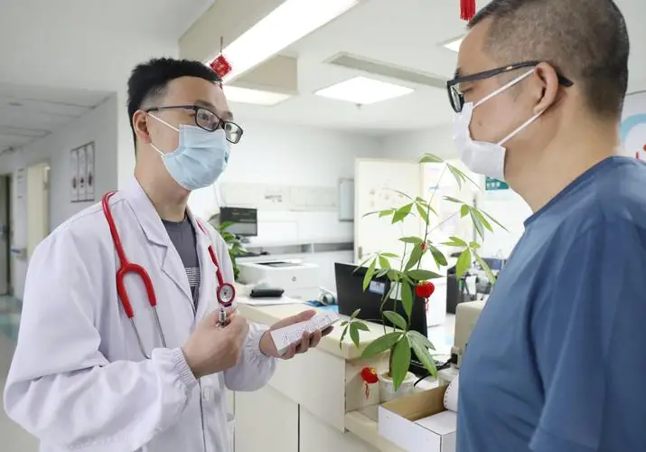 Cô gái hôn mê suốt 6 tháng, tỉnh dậy thấy mình đã...sinh con xong xuôi nhờ quyết định của chồng - 1