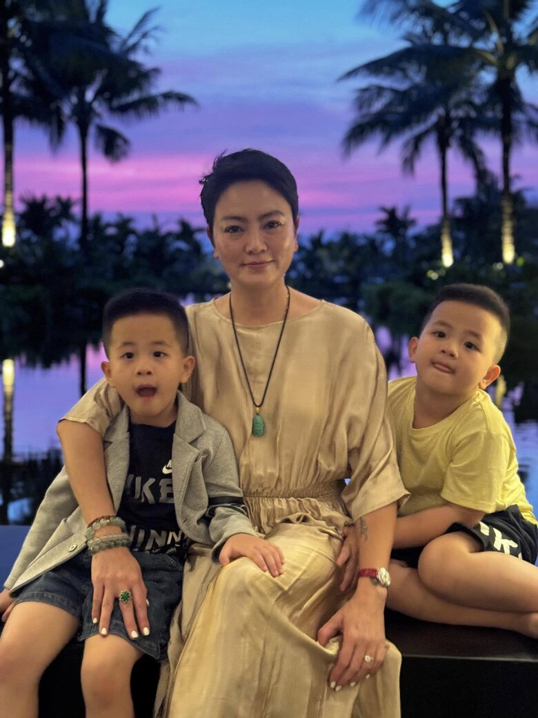 Cặp sinh đôi đáng yêu của cô giáo Văn Thùy Dương.
