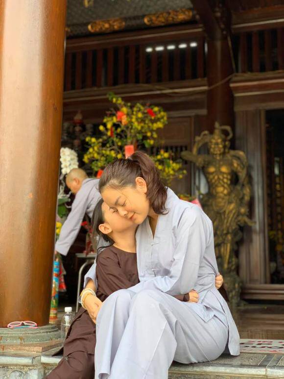 Ca sĩ Phạm Quỳnh Anh không đi hát dịp đầu năm mà cùng con gái mặc áo lam đi chùa.