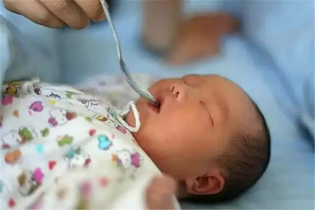 Con chào đời 1 tuần vẫn chưa mở mắt, bố mẹ vội vã đưa đến bệnh viện, bác sĩ bật cười - 2