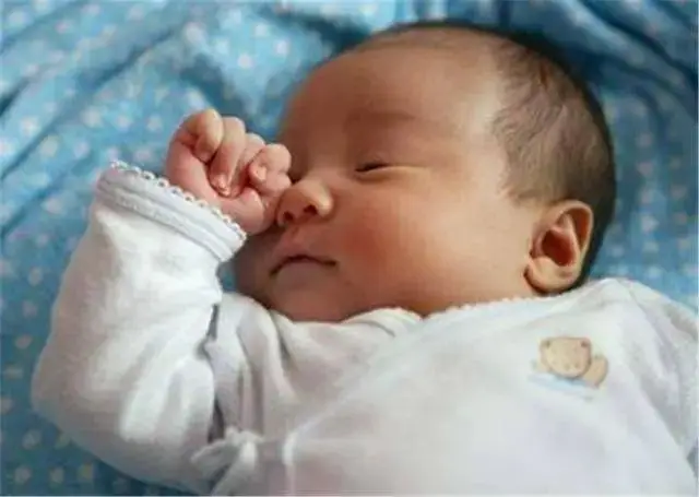 Con chào đời 1 tuần vẫn chưa mở mắt, bố mẹ vội vã đưa đến bệnh viện, bác sĩ bật cười - 3