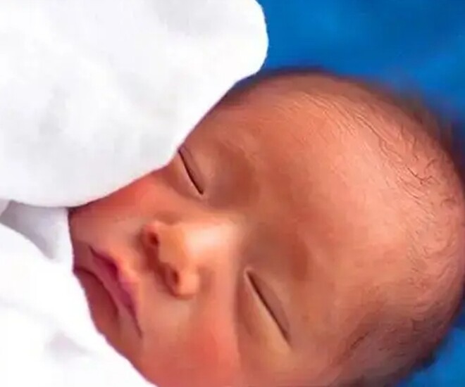 Con chào đời 1 tuần vẫn chưa mở mắt, bố mẹ vội vã đưa đến bệnh viện, bác sĩ bật cười - 1