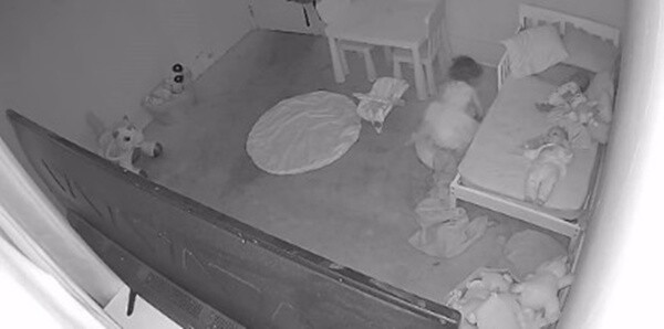 Con gái đột nhiên bị kéo xuống gầm giường lúc nửa đêm, bố xem camera thấy cảnh tượng kỳ lạ - 2