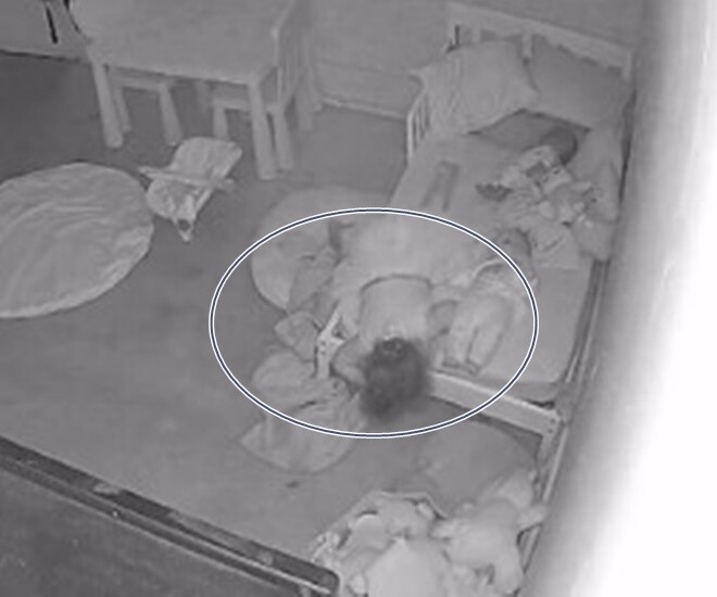 Con gái đột nhiên bị kéo xuống gầm giường lúc nửa đêm, bố xem camera thấy cảnh tượng kỳ lạ - 1