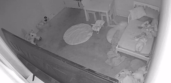 Con gái đột nhiên bị kéo xuống gầm giường lúc nửa đêm, bố xem camera thấy cảnh tượng kỳ lạ - 3