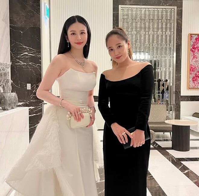 Bạn bè cô toàn là những người nổi tiếng và giàu có.